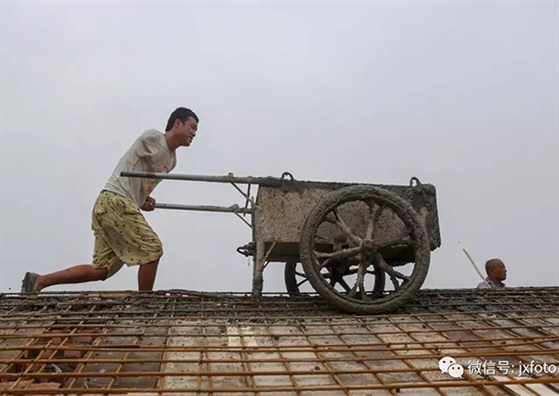 Nguoi phu nu thu ve chai noi tieng nho mang xa hoi