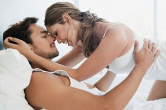 Nửa đêm thức dậy và... 'yêu'