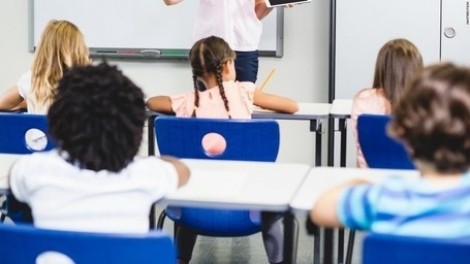 Có nên đặt áp lực 'Con gái yếu đuối, con trai mạnh mẽ' đối với trẻ?