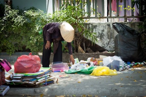 Cay đắng nhìn em trai đưa bố mẹ vợ về nhà phụng dưỡng còn mẹ ruột phải xa nhà đi làm ô sin