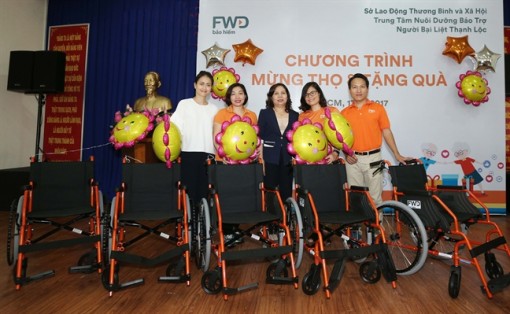 FWD chia sẻ hạnh phúc với các cụ già neo đơn