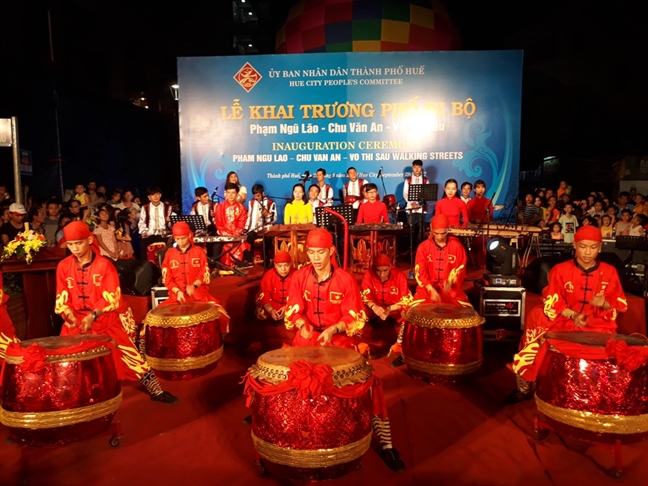 Nguoi dan nuom nuop xuong pho di bo dau tien o Hue 