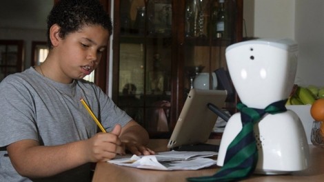 Mắc bệnh hiếm, bé trai 10 tuổi phải 'cử' robot đi học thay