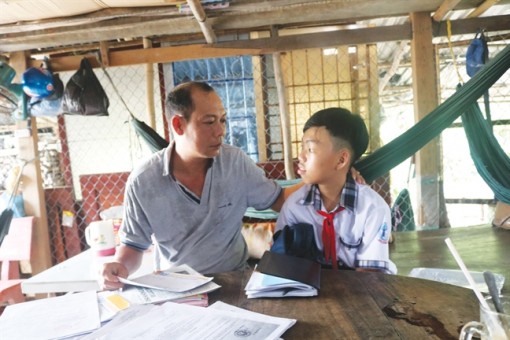 Người lớn giành giật,  trẻ không thể tới trường