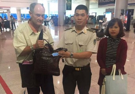 Hành khách bỏ quên túi xách chứa 100 triệu đồng ở sân bay
