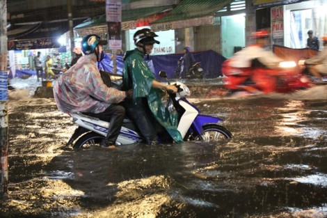 Sài Gòn ngập nặng trong cơn mưa như trút nước