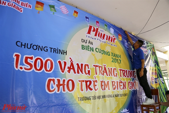 Bao Phu Nu trao 500 phan qua trung thu cho tre em ngheo bien gioi Tay Nam
