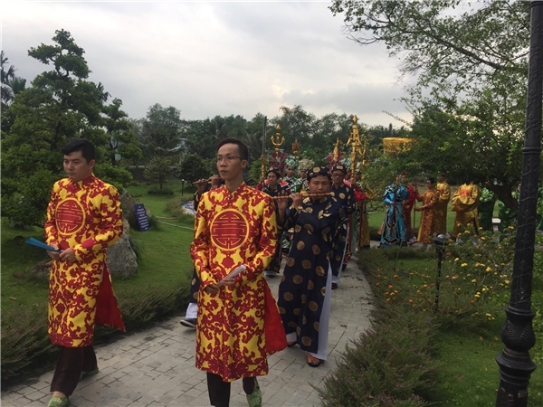 Nha tho to cua Hoai Linh dong nghet nguoi tham du