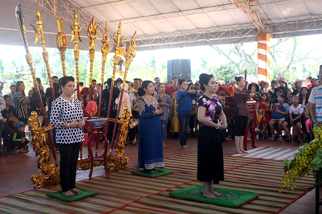 Nha tho to cua Hoai Linh dong nghet nguoi tham du