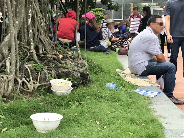 Nha tho to cua NSUT Hoai Linh: Nguoi di, tran lan rac o lai!