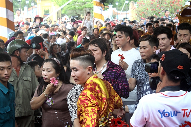 Hoai Linh cung nhieu nghe sy chung tay to chuc le gio to san khau