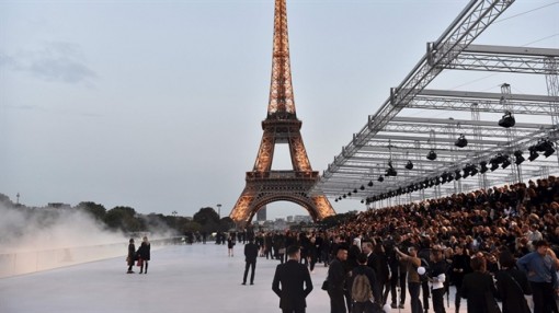 Sàn diễn thời trang lung linh dưới chân tháp Eiffel