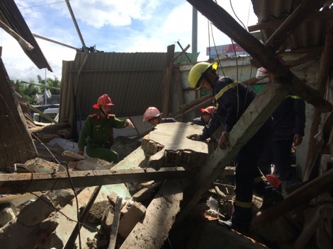 Xe tải chở dăm gỗ đâm sập nhà dân, nhiều người thoát chết