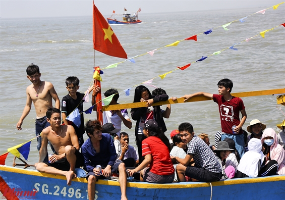 15 chiec tau trang hoang co phuon di Nghinh Ong tren bien Can Gio