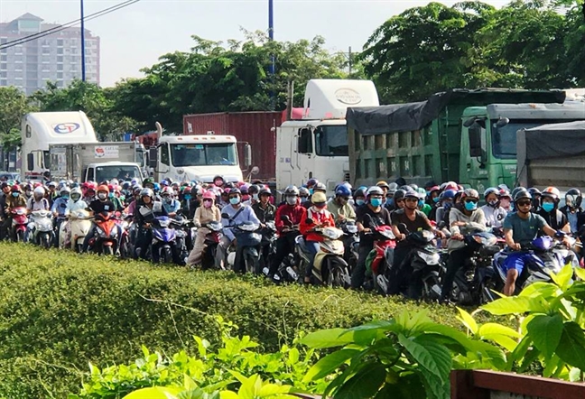 Nguoi dan va mo hoi, doi nang nong vi ket xe nghiem trong o cua ngo Sai Gon