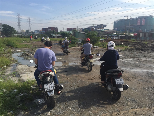 Nguoi dan va mo hoi, doi nang nong vi ket xe nghiem trong o cua ngo Sai Gon