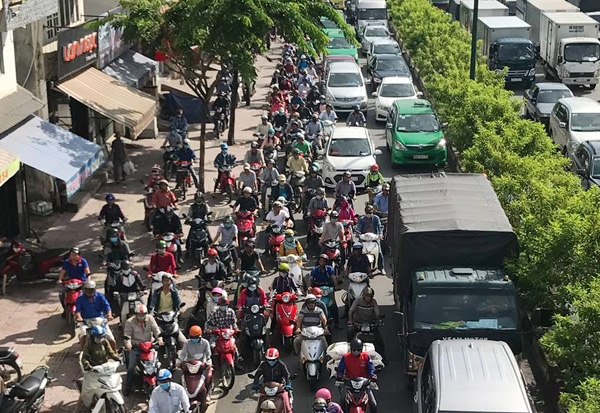 Nguoi dan va mo hoi, doi nang nong vi ket xe nghiem trong o cua ngo Sai Gon