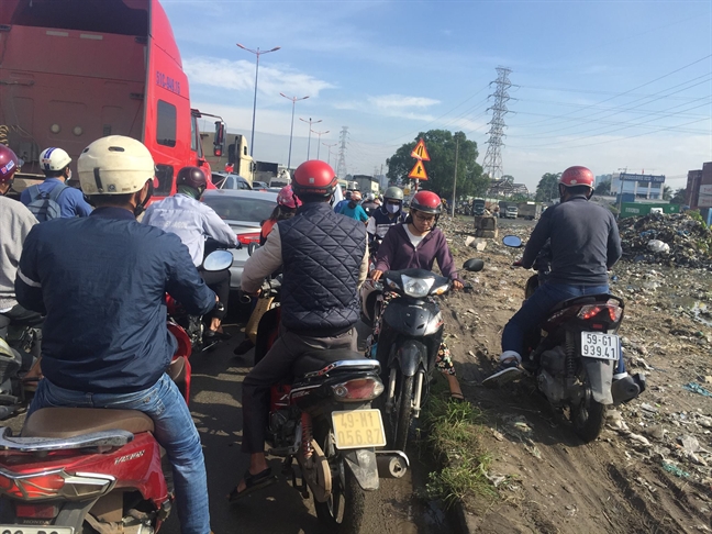 Nguoi dan va mo hoi, doi nang nong vi ket xe nghiem trong o cua ngo Sai Gon