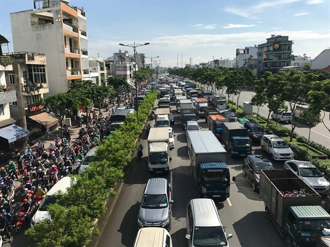 Nguoi dan va mo hoi, doi nang nong vi ket xe nghiem trong o cua ngo Sai Gon