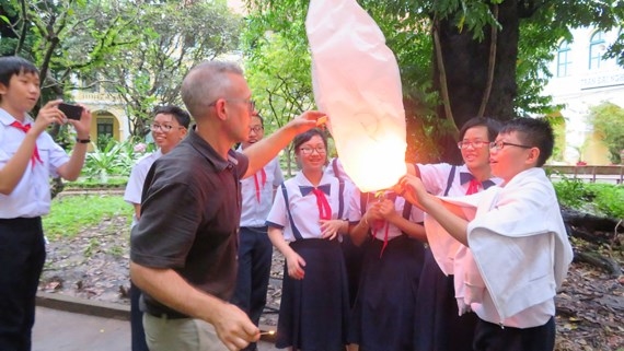 Dai hoc Stanford (Hoa Ky) chuyen giao cong nghe STEM vao giang day o truong pho thong