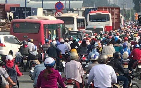 Người dân vã mồ hôi, đội nắng nóng vì kẹt xe nghiêm trọng ở cửa ngõ Sài Gòn