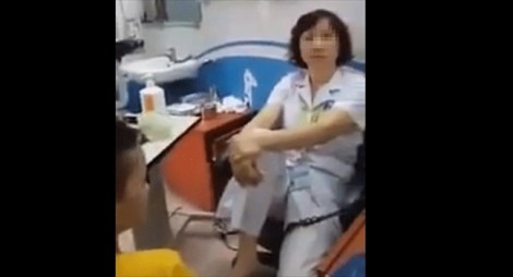 Hạ bậc thi đua nữ bác sĩ gác chân lên ghế nói chuyện với người nhà bệnh nhân