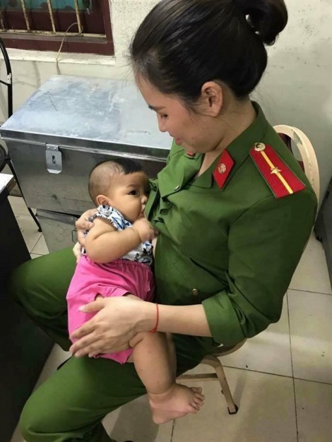 Nữ chiến sĩ công an cho bé trai bị bỏ rơi 'bú thép' trong khi chờ mẹ ruột đến nhận