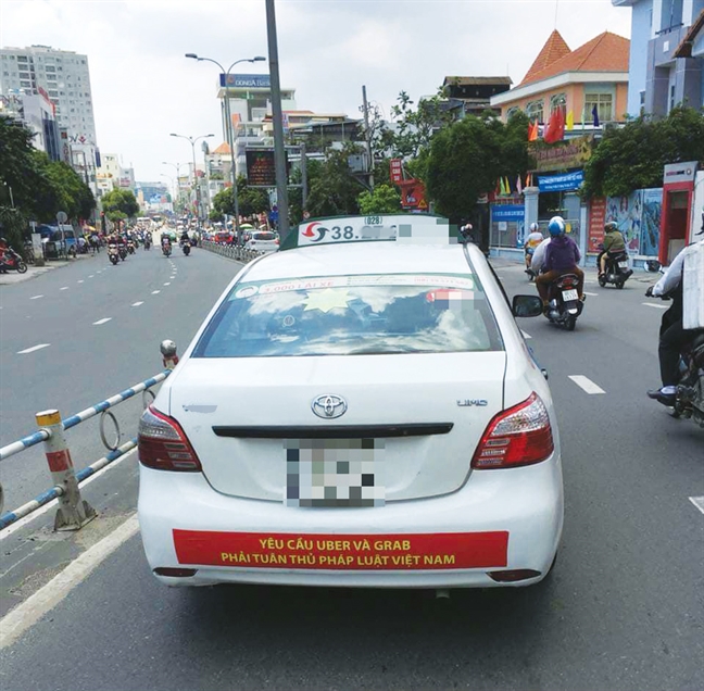 Vu taxi mang bang ron cong kich doi thu: Tai xe co the bi xu ly ve hanh vi gay roi trat tu cong cong