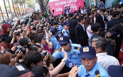 Lo bị fan chen lấn, giật tóc, T-ara được hơn 100 vệ sĩ bảo vệ khi đến Việt Nam