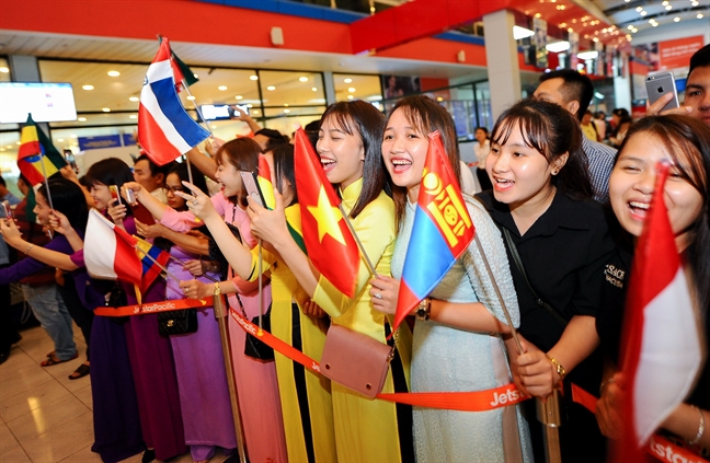 Mac troi mua bao, hang nghin nguoi dan Quang Binh van ra san bay, don tiep Hoa hau, A hau cac nuoc