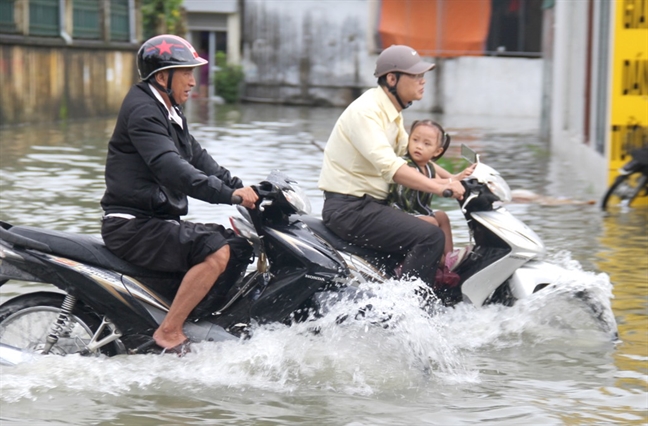 Thanh Vinh 'that thu' sau mua lon, nguoi dan tha luoi danh ca tren duong