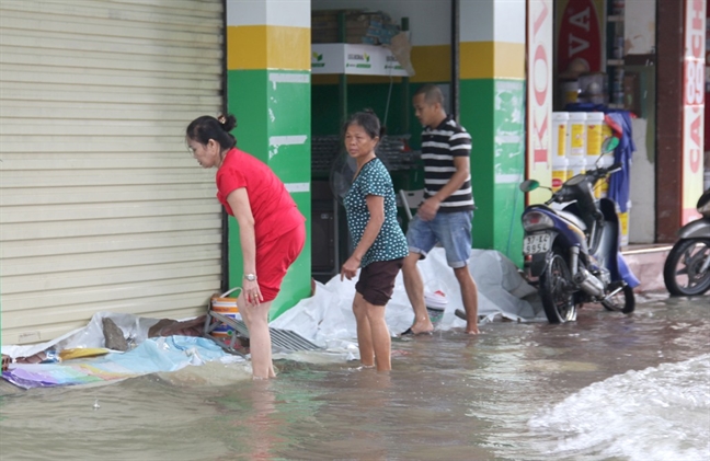 Thanh Vinh 'that thu' sau mua lon, nguoi dan tha luoi danh ca tren duong