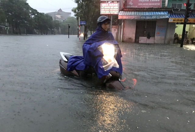 Thanh Vinh 'that thu' sau mua lon, nguoi dan tha luoi danh ca tren duong