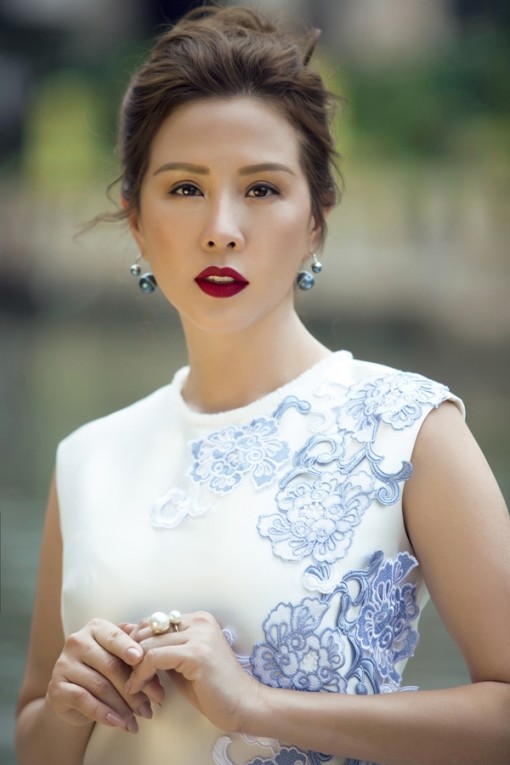 Hoa hậu Thu Hoài đẹp 'ma mị' với bộ ảnh kỷ niệm tuổi 41