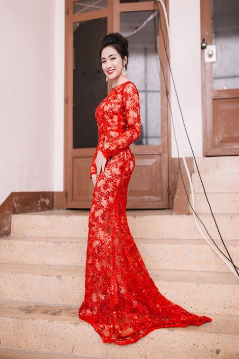 Hòa Minzy ép cân, tập luyện mang giày cao gót để... hát bolero