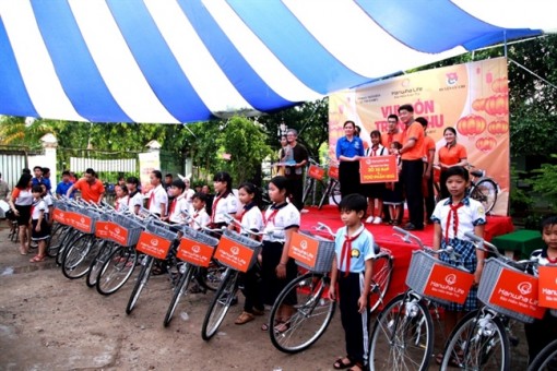 Hanwha Life Việt Nam tổ chức lễ hội Trung thu và trao quà cho thiếu nhi tại Củ Chi