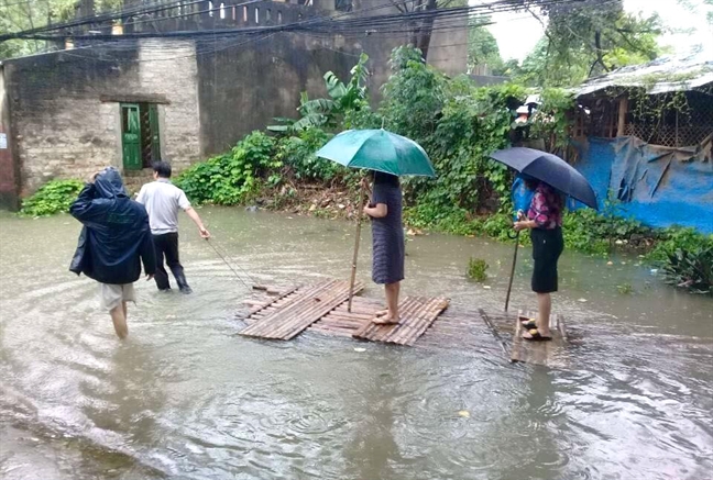 Nu Chu tich phuong mac vay, di be tren pho kiem tra ngap lut gay ‘bao mang’