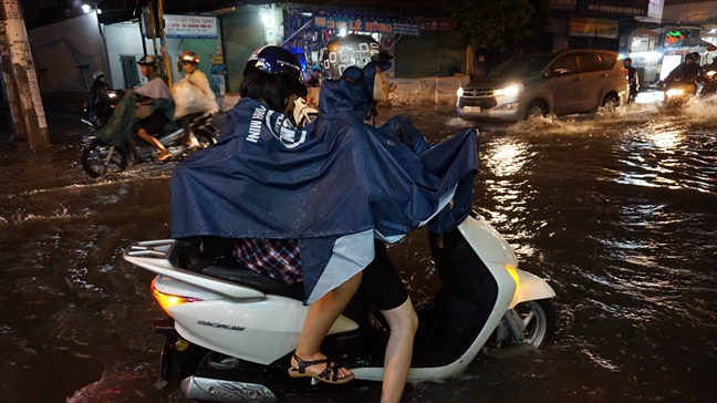 Sai Gon mua nhu trut nuoc gio tan tam, nhieu tuyen duong ngap nang