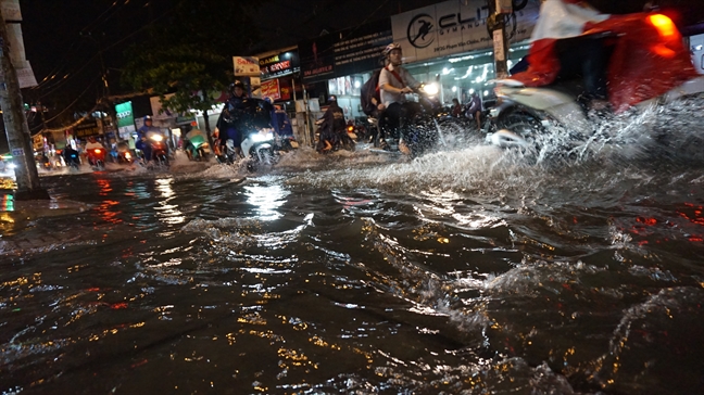 Sai Gon mua nhu trut nuoc gio tan tam, nhieu tuyen duong ngap nang