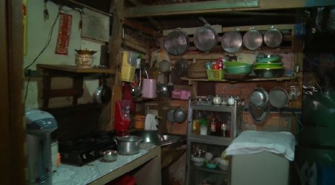 Mẹ ca sĩ Sơn Ngọc Minh đi giúp việc, sống trong ‘nhà ổ chuột’ mòn mỏi đợi con về