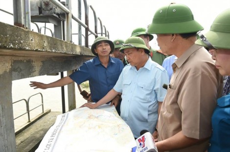 Thủ tướng Nguyễn Xuân Phúc thị sát vùng lũ, Ninh Bình di tản 200.000 dân