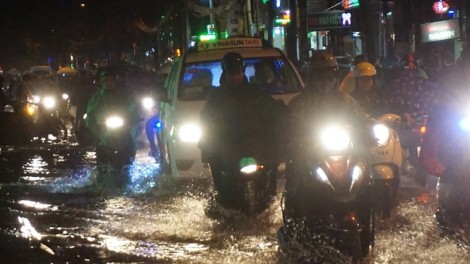 Sài Gòn mưa như trút nước giờ tan tầm, nhiều tuyến đường ngập nặng