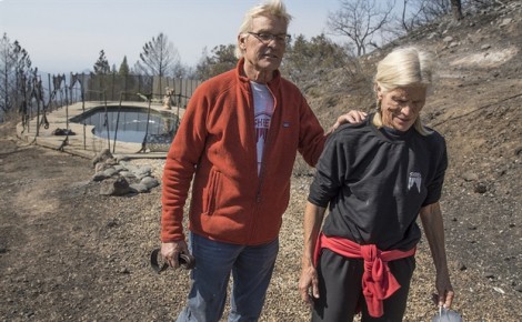 Cháy rừng California: Cặp vợ chồng già náu mình dưới hồ bơi để tránh 'hỏa ngục'