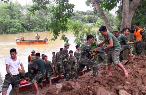 600 chiến sĩ ngâm mình dưới nước kè đá hộ đê sông Vinh