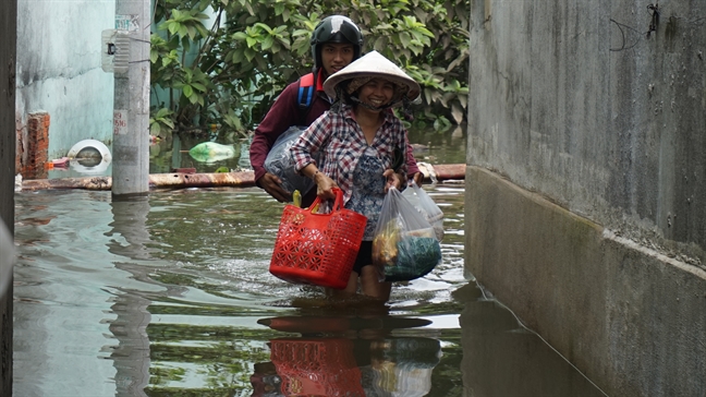 Chich ca, bat oc trong khu dan cu bi ngap nang nhieu ngay chua rut