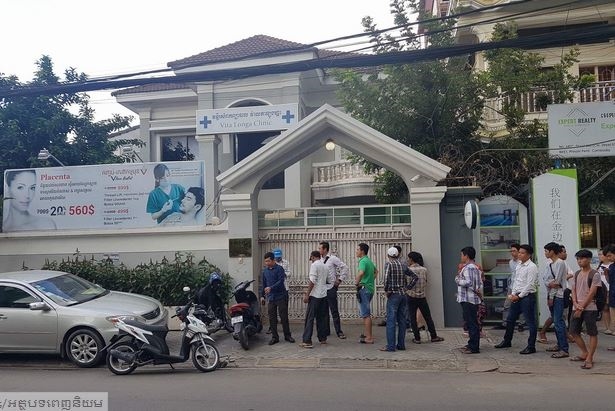 A quan 'The Voice' Campuchia 2016 bi chong ban chet