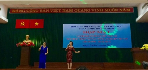 Tặng quà cho 100 phụ nữ dân tộc thiểu số