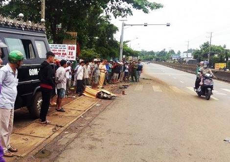 Người thân khóc ngất bên cạnh thi thể nam sinh lớp 9 bị xe tải cán thương tâm