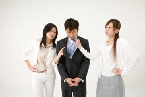 Chồng có phải là điện thoại đâu mà giựt!