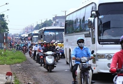 Cong an lai moi tai xe lam viec vi... tra tien le khi qua tram BOT